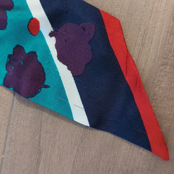 Burberry bandeau scarf - Picture 2 of 3